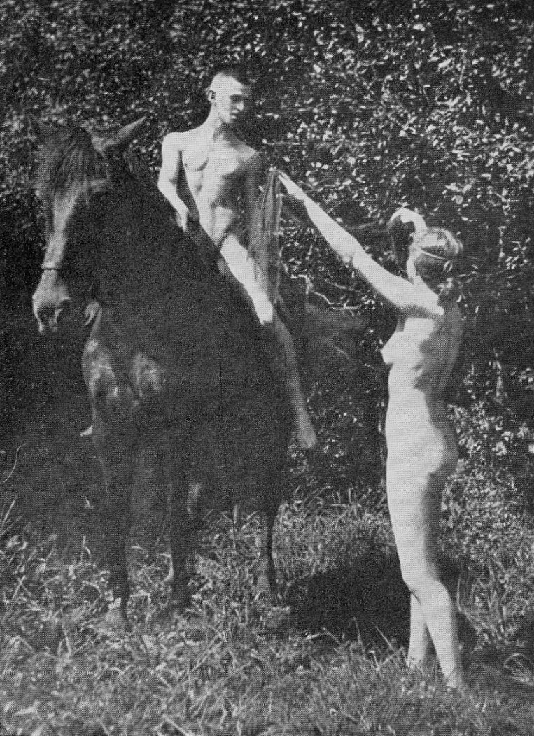 Nackt auf pferd reiten