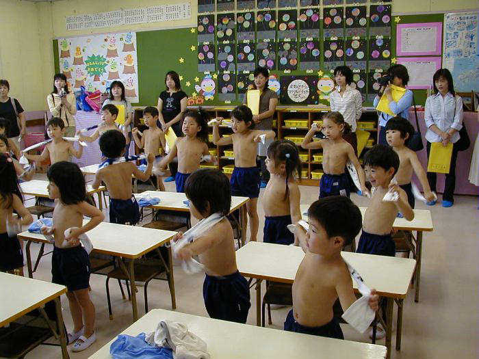 Закаливающая процедура в японской начальной школе – растирание тела сухим полотенцем